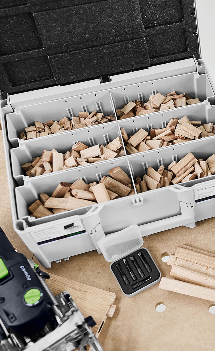 Zwei Systainer mit Dübeln und Fräsern