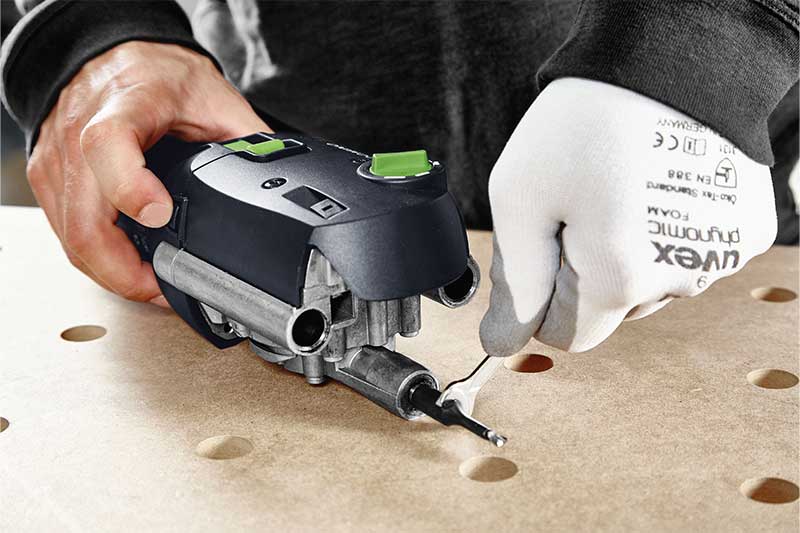 Handwerker löst Fräser von der Maschine