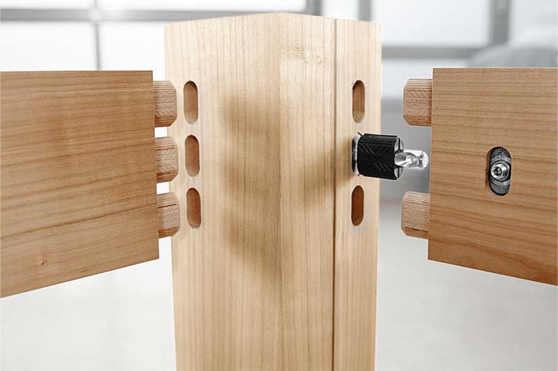 Möbelstück wird mithilfe von Dübeln zusammengesteckt