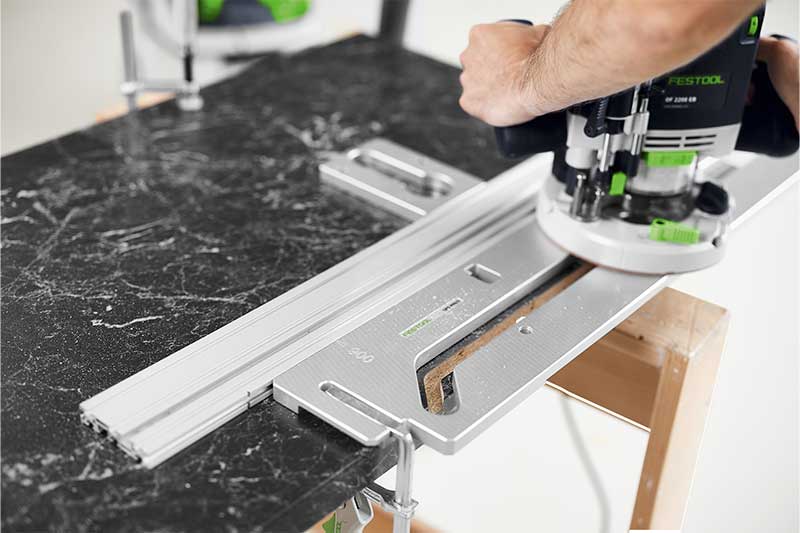 Handwerker fräst Werkstück mit einer Frässchablone