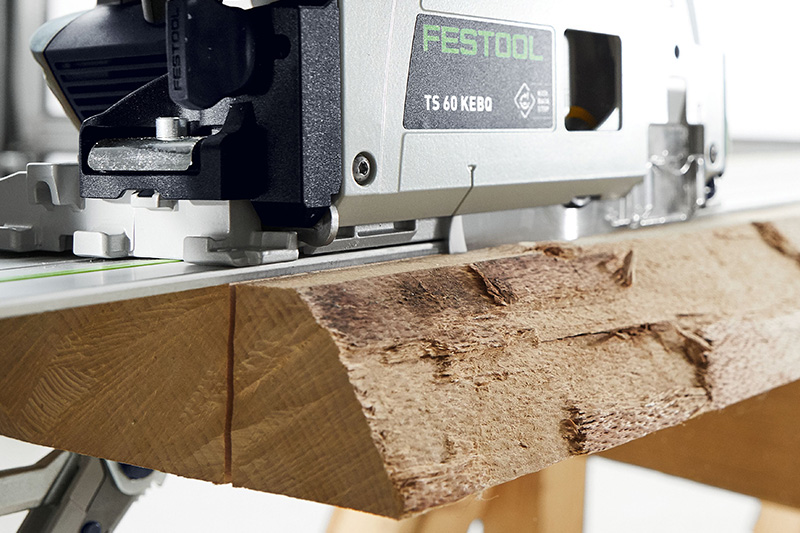 Nahaufnahme einer Festool Kreissäge, die durch Holz schneidet