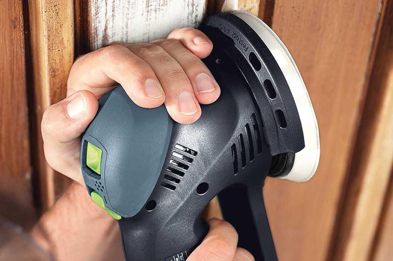 Eine Holzkante wird mit dem Rubin Schleifmittel geschliffen