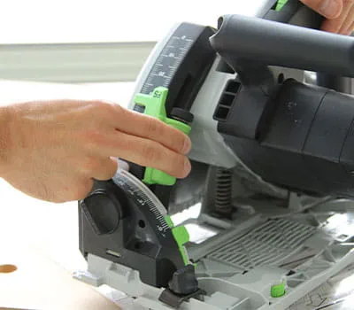 Das Feinzahn-Sägeblatt einsetzen.