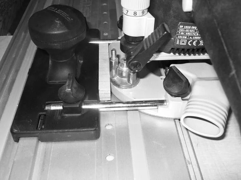 Führungsschiene mit Schraubzwingen befestigen