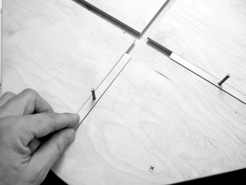 Führungsleisten in Gratnut schieben