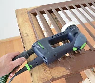 Eine stark beschädigte Lackschicht muss zum Teil bis auf das Holz abgeschliffen werden.