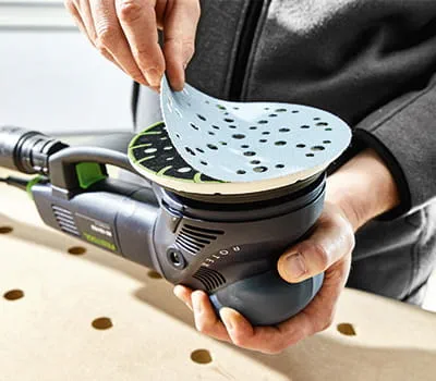 Schleifmittel anbringen