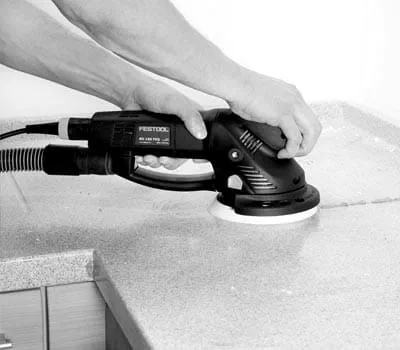 Grobe Klebernähte und Materialüberstände zuerst plan schleifen