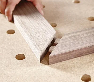 die Dübel unter Verwendung von ausreichend Leim einsetzen