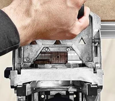 Die Fräslöcher über das Anzeichnen oder das Anschlagsystem setzen