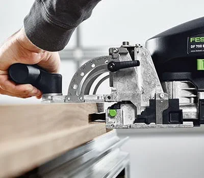 Im Längsfries setzen Sie die Fräslöcher ebenfalls mit 70 mm Frästiefe