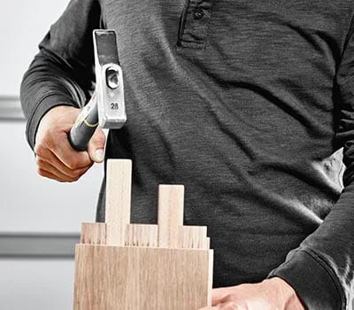 Fasen Sie den Dübelzuschnitt an den Kanten mit einem Schleifklotz etwas an