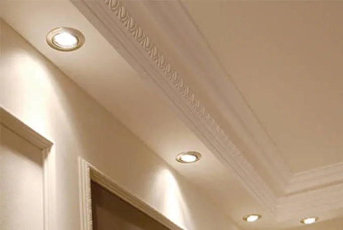 Sägen von Decken und Zierprofilleisten