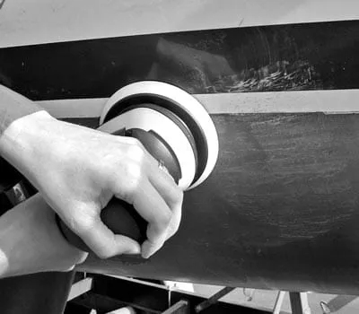 Gelcoat Schleifen bei tieferen Kratzern oder Beschädigungen 