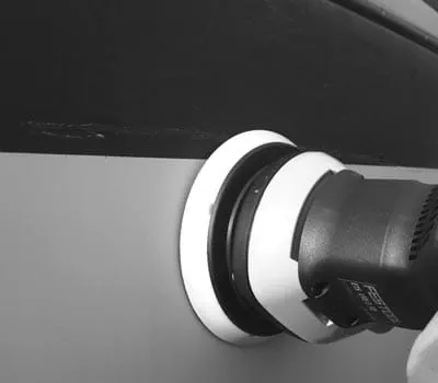 Gelcoat Schleifen bei leichten Kratzern zur Vorbereitung für das Polieren.