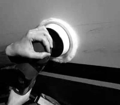 Polieren, abwischen und kontrollieren