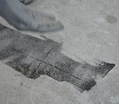 Quarzsand in das noch frische Gießharz einstreuen.