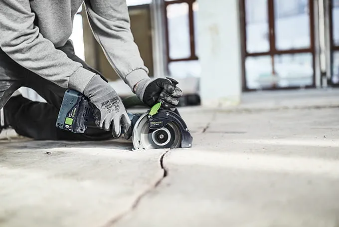 risse-im-estrich-reparieren