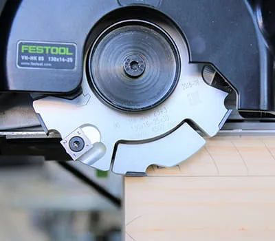 Frästiefe auf die gewünschte Tiefe einstellen.