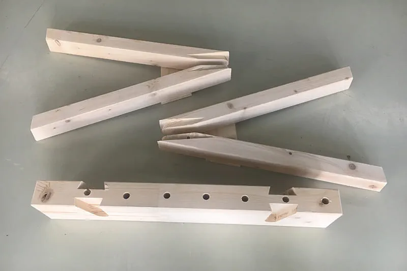 Fertige Bauteile für den Zimmererbock