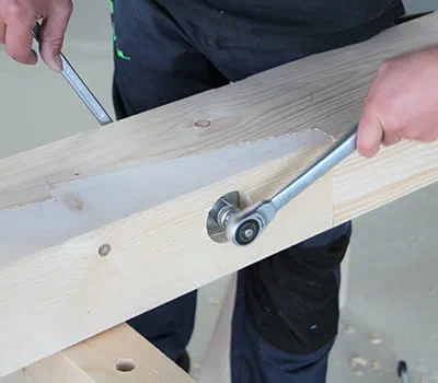 Gewindebolzen einbauen