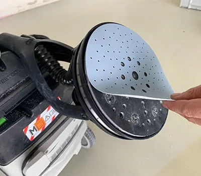 Passendes Schleifmittel anbringen