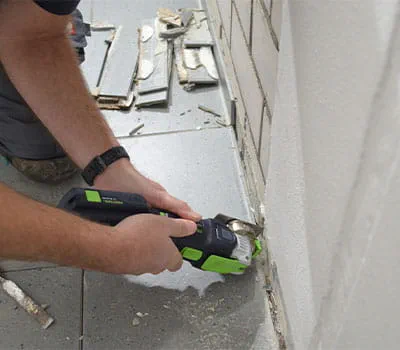 Fugenmörtel im Randbereich mit dem OSC 18 entfernen