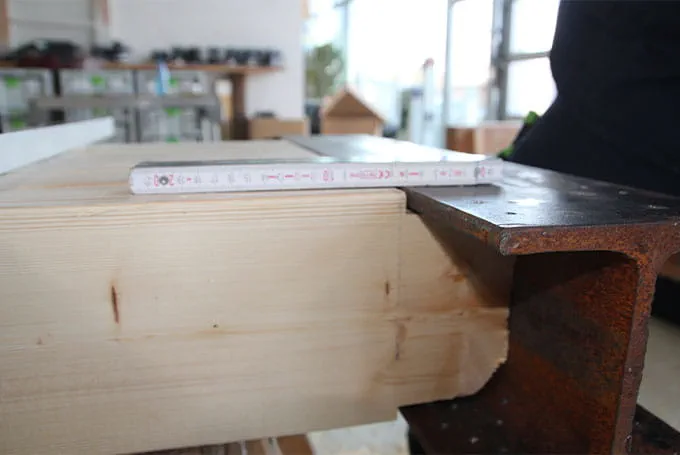 Holzbalken in Stahlträger