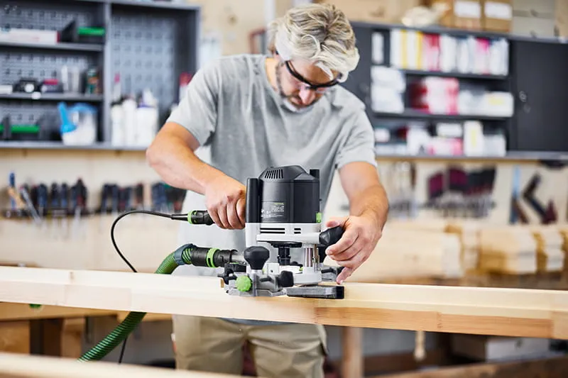 Handwerker mit Oberfräse