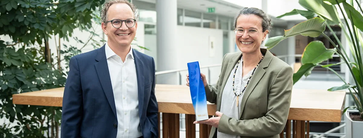 Vorstandsvorsitzender Sascha Menges und Aufsichtsratsvorsitzende Barbara Austel mit der Trophäe des Marken des Jahrunderts Awards