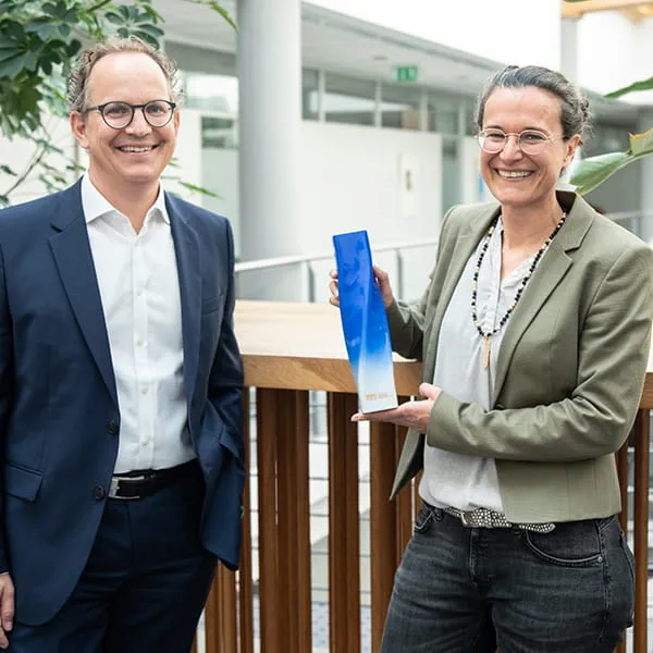 Barbara Austel und Sascha Menges mit der Trophäe "Marken des Jahrhunderts".