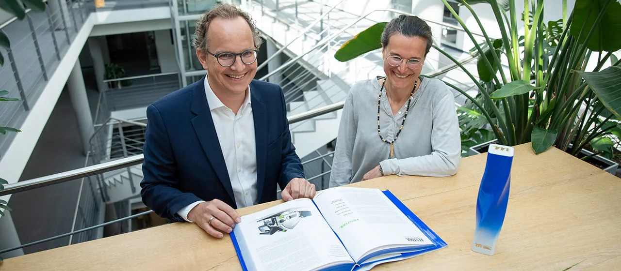 Barbara Austel und Sascha Menges mit der Trophäe "Marken des Jahrhunderts" und dem dazugehörigen Buch.