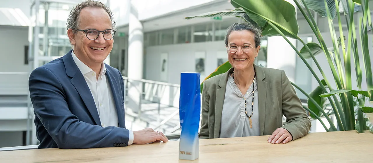 Barbara Austel und Sascha Menges mit der Trophäe "Marken des Jahrhunderts".