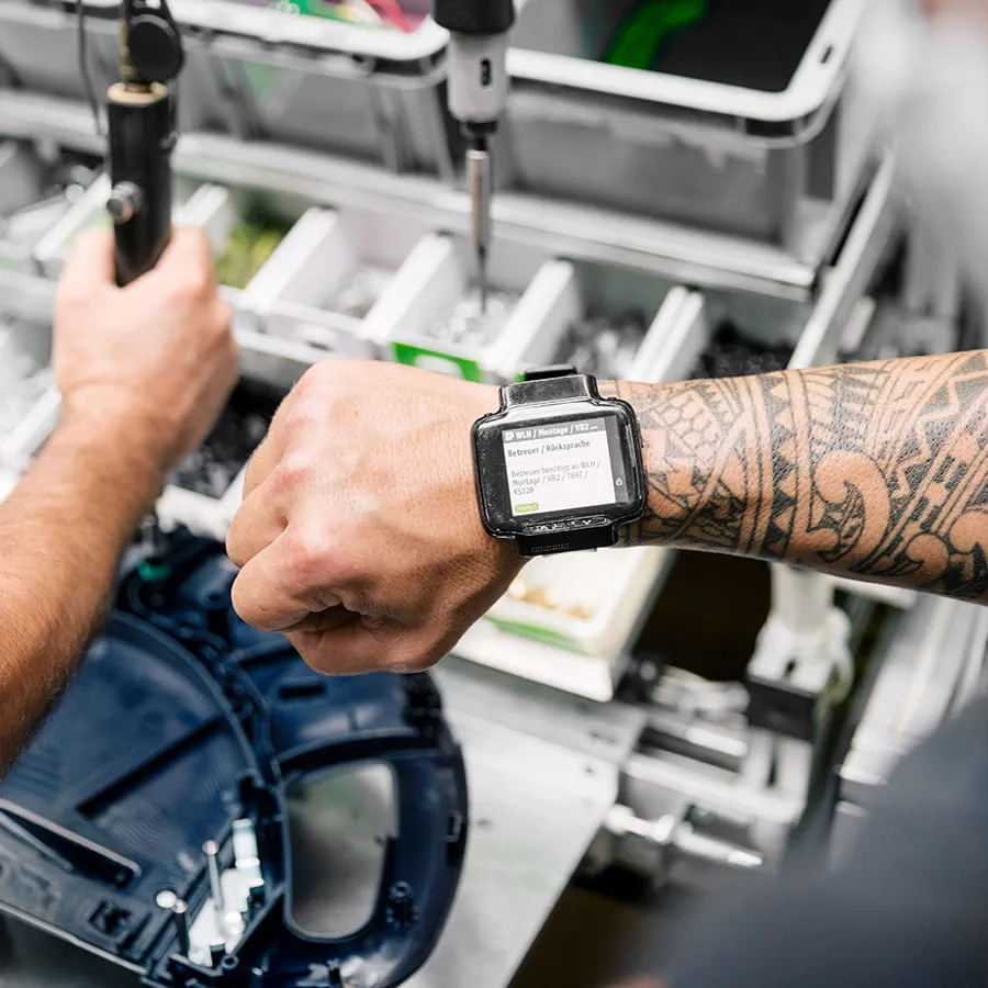 Über Smartwatches werden Störungen oder Fehler in der Produktionslinie gemeldet.