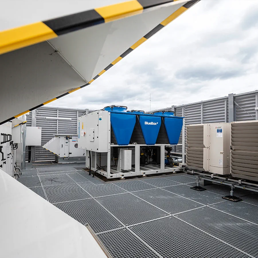 Beheizt und gekühlt wird das Gebäude über eine Wärmepumpe und Kälteanlage.