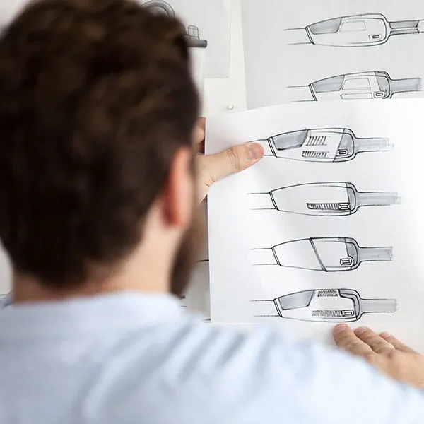 Produktdesigner Timo Kulhs von Festool während eines Produktentstehungsprozess