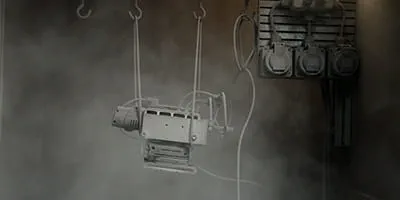 Die Schleifmaschine von Festool wird in der Staubkammer getestet.