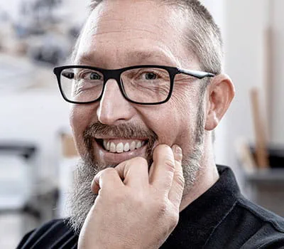 Der Handwerker Johannes Feldhoff mit einer Schnittverletzung