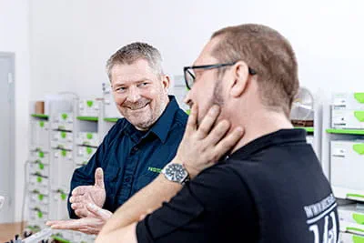 Der Handwerker Johannes Feldhoff mit einer Schnittverletzung