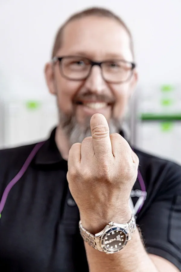 Der Handwerker Johannes Feldhoff mit einer Schnittverletzung