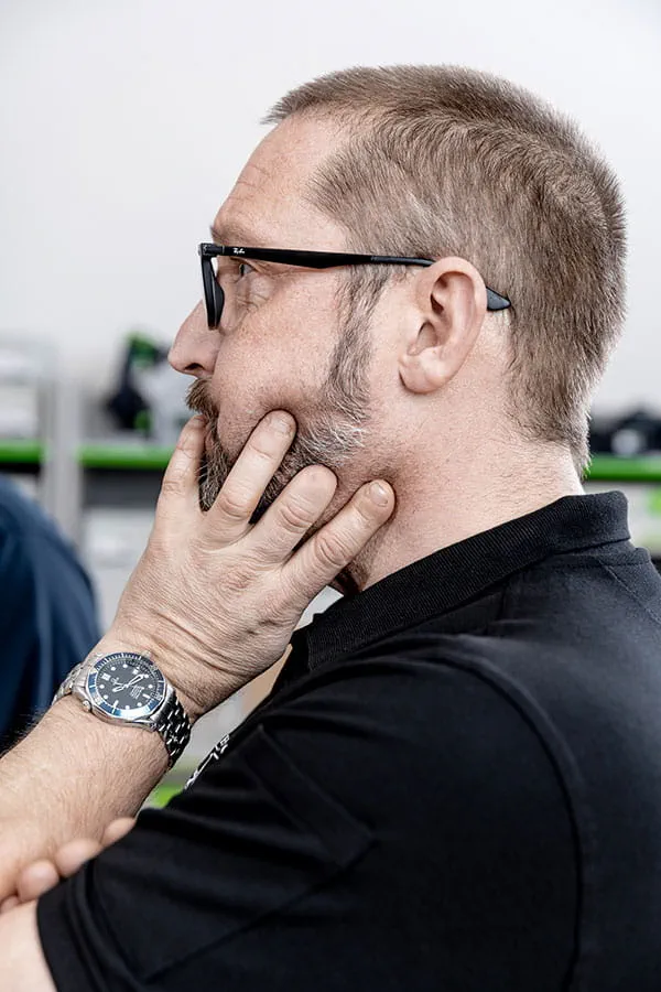 Der Handwerker Johannes Feldhoff mit einer Schnittverletzung