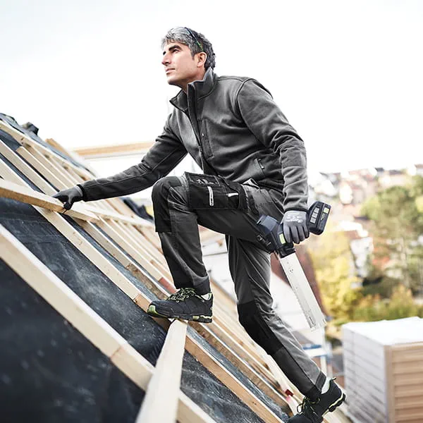 Nutzung der ISC 240 bei der Arbeit auf dem Dach.