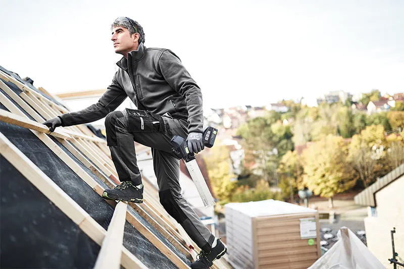 Nutzung der ISC 240 bei der Arbeit auf dem Dach.