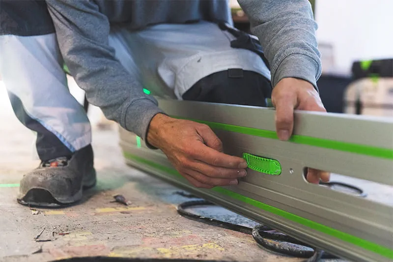 Anbringen der Klebepads an der erweiterten Führungsschiene