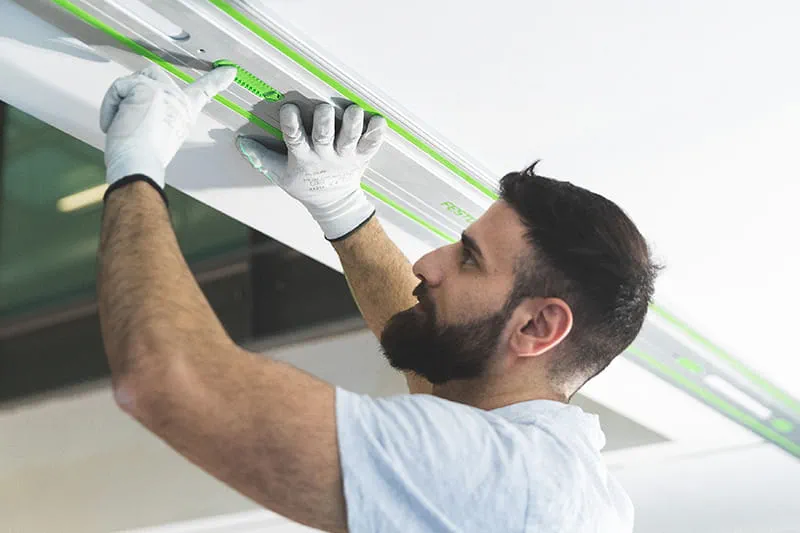 Befestigen der Führungsschiene mit Hilfe der Klebepads