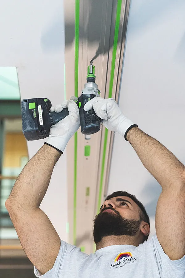 Zusätzliche Fixierung durch Verschrauben an der Decke