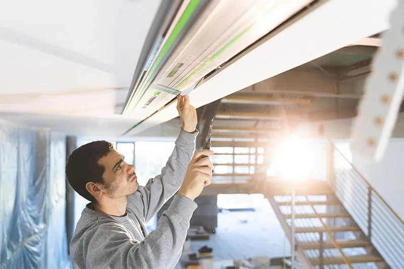 Kontrolle: Hat sich das Material zwischen den Schnitten wie geplant gelöst?