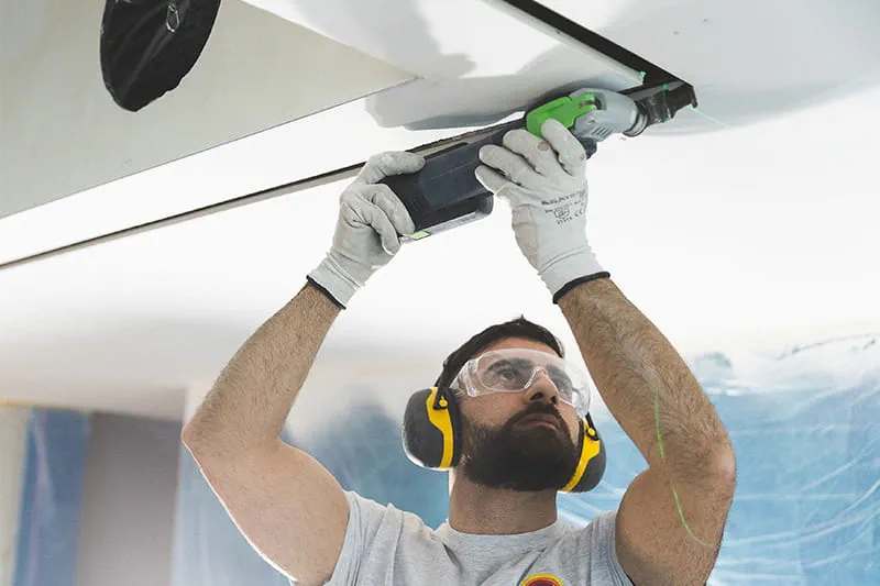 Feinarbeit im Eckbereich mit dem Akku-Oszillierer