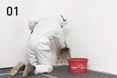 Zunächst den Untergrund prüfen, Böden und Einrichtungen abdecken, anschließend mit Schimmel befallene Oberflächen mit Remmers Sporenbinder beschichten.