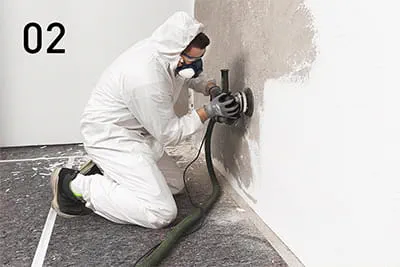 Schadhafte Putzstellen und Altbeschichtungen mit der Renovierungsfräse oder dem Sanierungsschleifer abtragen.